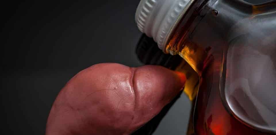 A bottle of alcohol and an organ represent how alcohol can harm your body’s immune system. 
