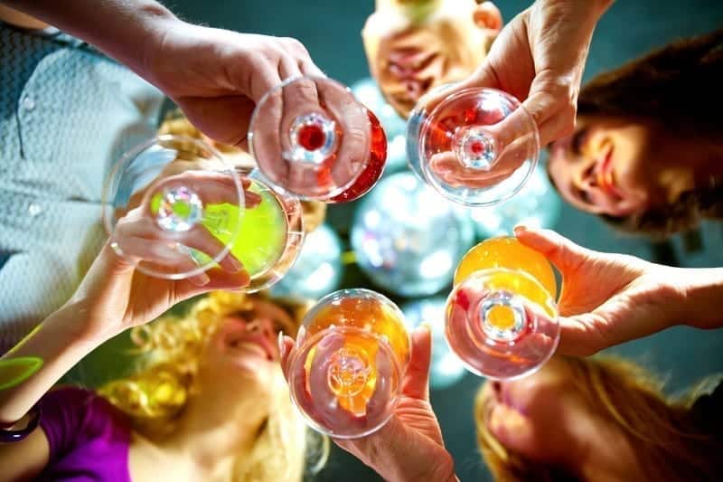 A group of friends toasting with alcohol is a metaphor for the difference between use and dependence of alcohol. 