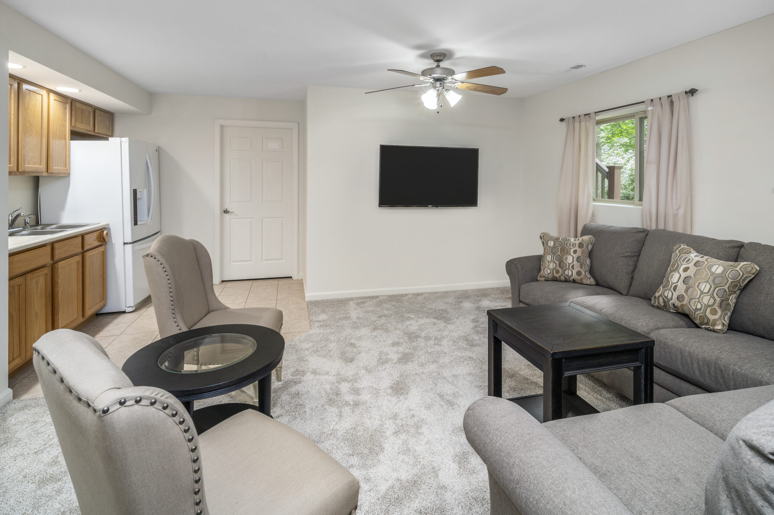 Living room in one of our Dual diagnosis treatment centers in ohio with gray couches and carpet