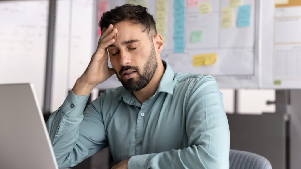 A man on his laptop has difficulty with memory and wonders does drinking affect memory.